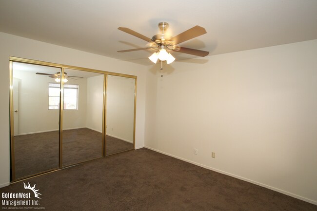 Building Photo - Spacious 2Bdm 2Ba Condo with Fireplace & B...