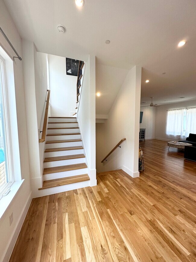 Building Photo - 4223 Holland Ave