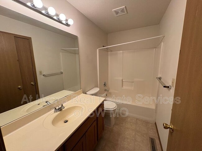 Building Photo - 887 N 22nd St