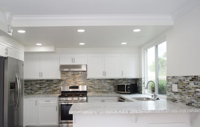 Building Photo - Stunning 4BR 2.5BA UTC Townhome - Updated ...
