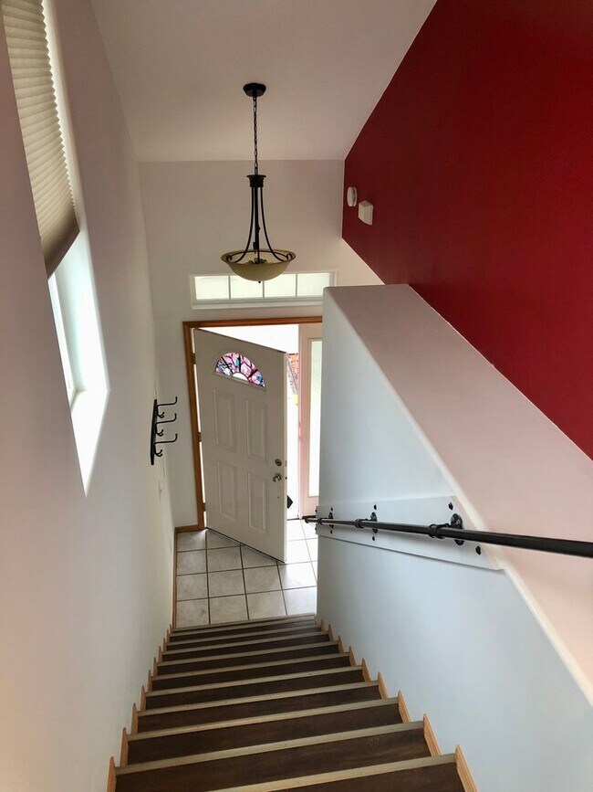 Building Photo - 3 Bedroom Townhouse in Poulsbo