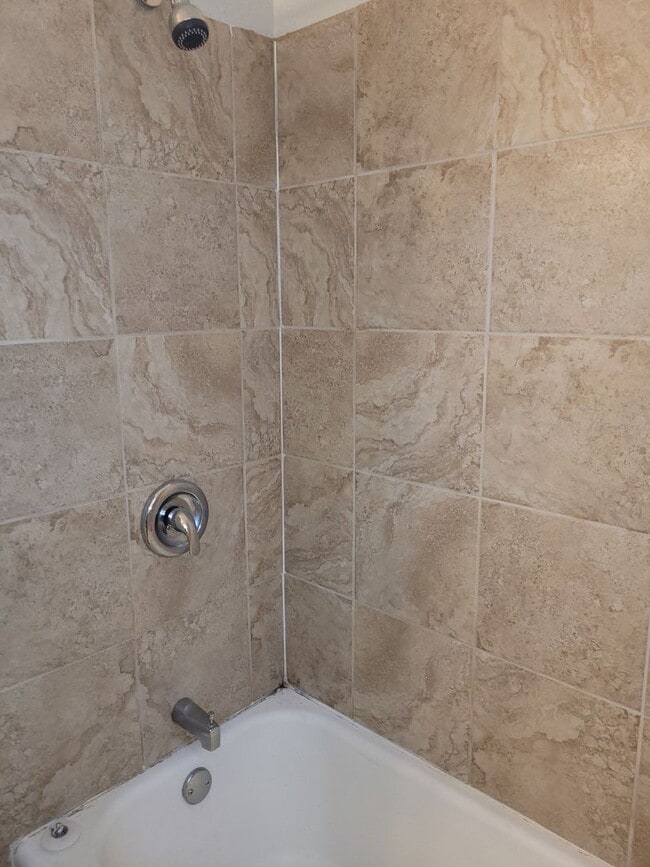 Building Photo - Beautiful 3 Bedroom Duplex