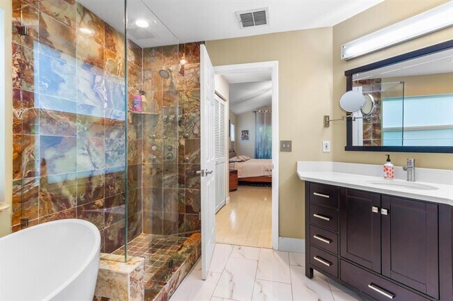 Building Photo - 9210 Oak Grove Cir