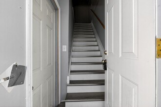 Building Photo - Studio in Newark Showing Saturday 1/31 9:30am-9:45am