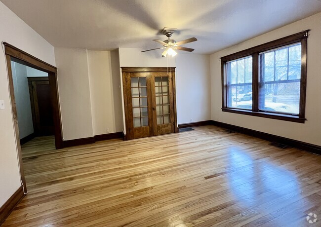 Living room - 1653 W Waveland Ave