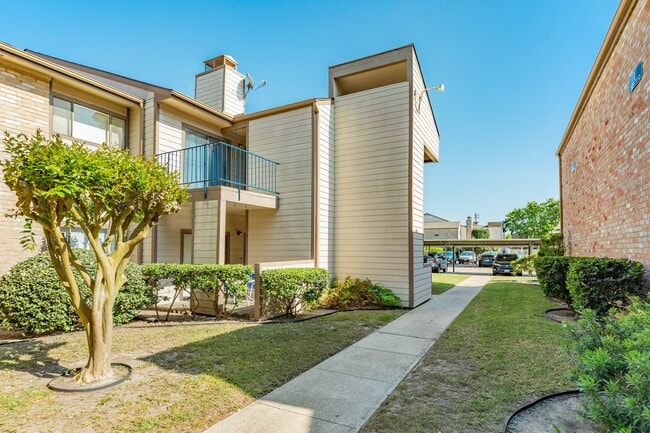 Building Photo - 7140 N Holiday Dr