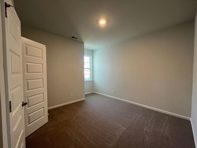 Building Photo - 143 Holloway Hill