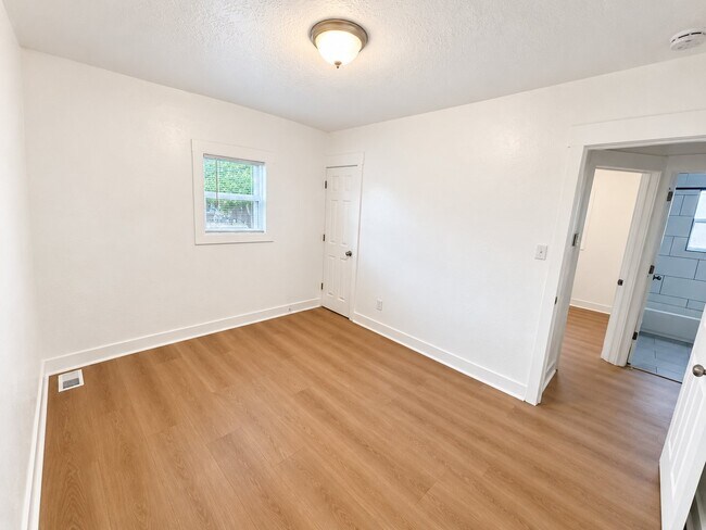 Building Photo - 458 E Lambourne Ave