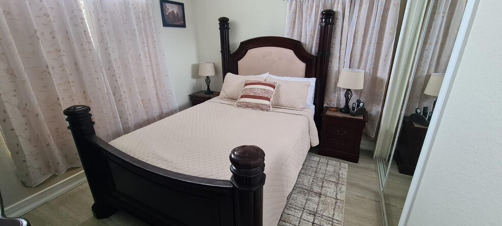Bedroom Set with Memory Foam Queen Bed - 2415 Berkshire Ct