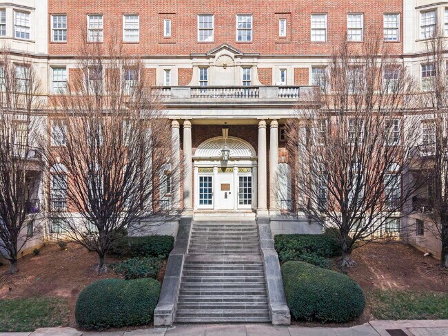 Building Photo - "Modern Comfort Awaits: Spacious 2-Bed, 2-Bath Condo with Elegance in the Heart of Atlanta"