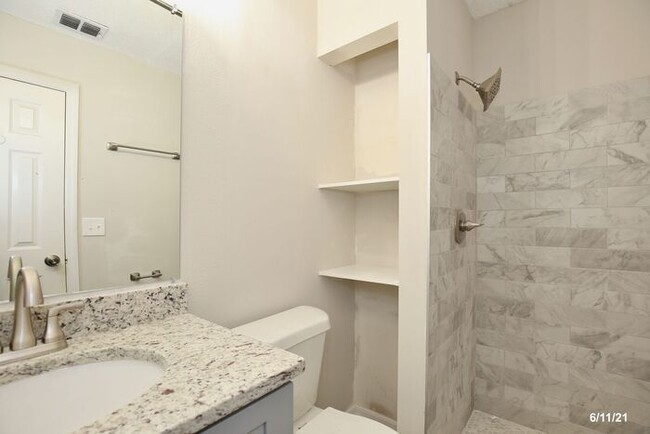 Building Photo - Beautiful 2/2.5 Spacious Duplex with an Op...