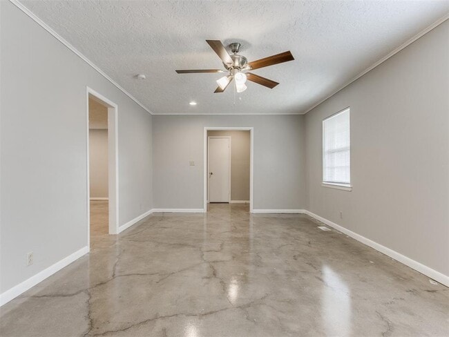 Building Photo - 2609 Brentwood Dr