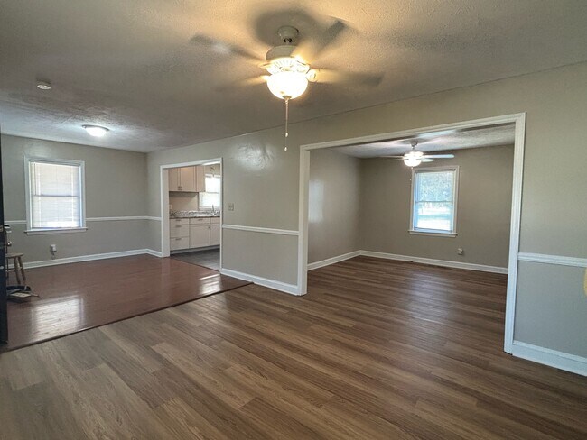 Building Photo - 4937 Walnut Dr