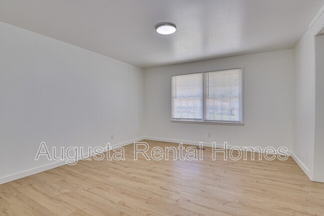 Building Photo - 3137 Edinburgh Dr