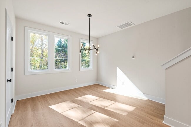 Building Photo - Modern, Move-In Ready Living in Plaza Midwood