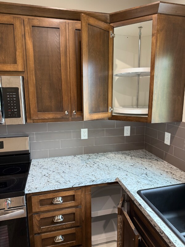 Building Photo - 842 E 8th St