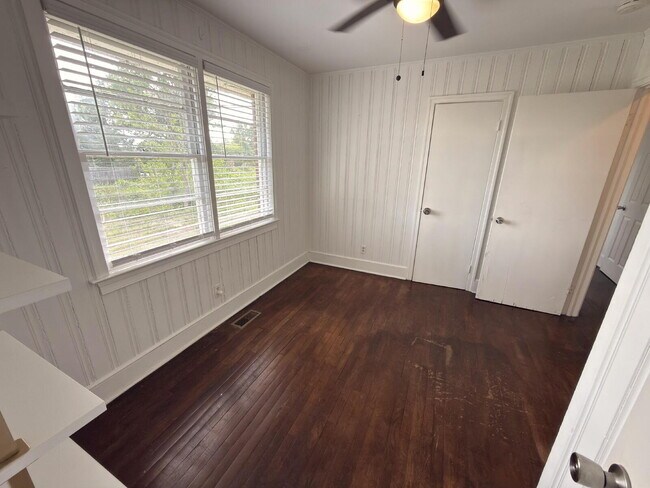 Building Photo - Updated 3BR Home Near USC + Solar Savings