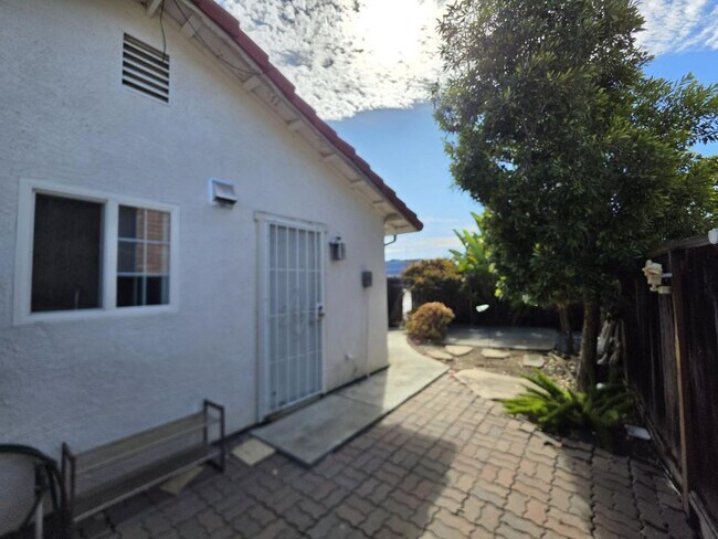 Building Photo - 2455 Fallingtree Dr