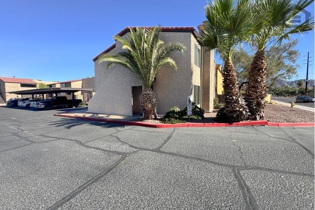 Building Photo - 2Bed/1Bath Apartment at 52nd St/Oak St! Ready for Immediate Move-In – GROUND FLOOR UNIT!
