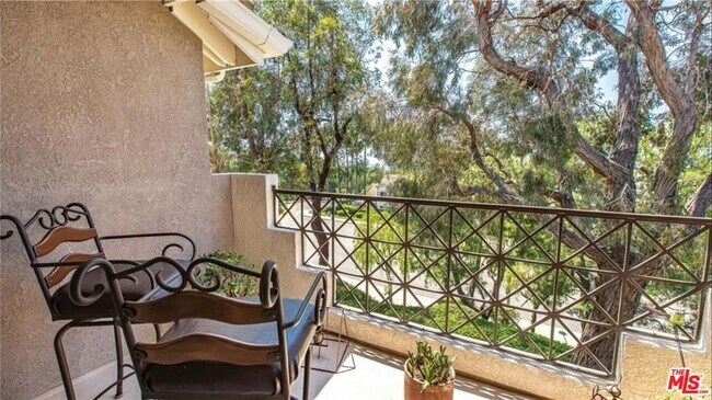 Building Photo - 1055 S Dewcrest Dr