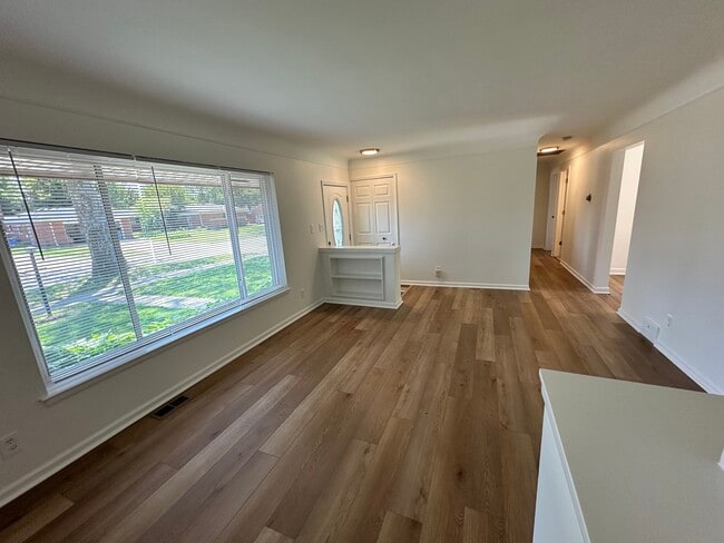 Building Photo - Impeccably Clean Warren Ranch!
