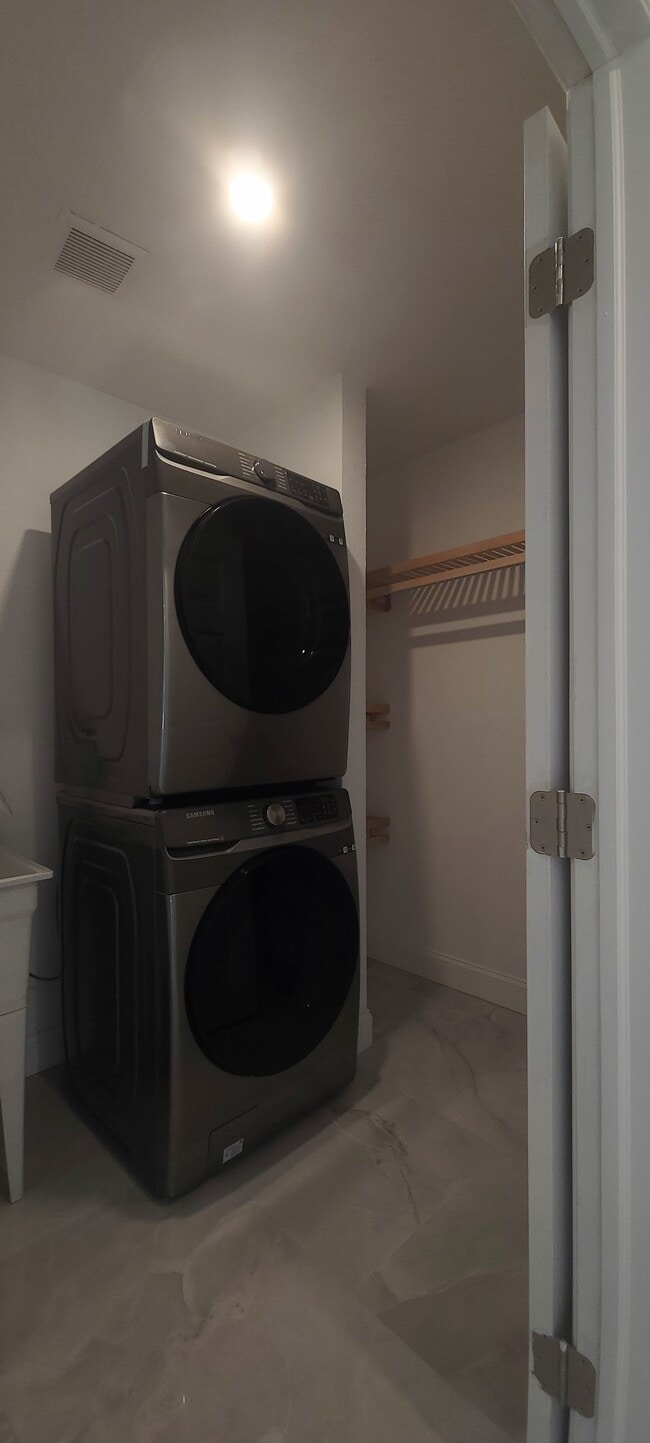 Building Photo - 1400 SE 8th Ave