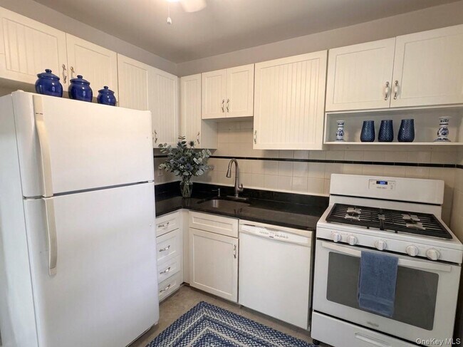 Building Photo - 72-31 Little Neck Pkwy