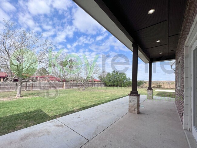 Building Photo - Gorgeous 4 bed/4 bath home, now available ...
