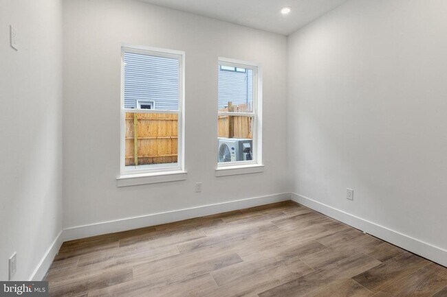 Building Photo - 2214 N Front St