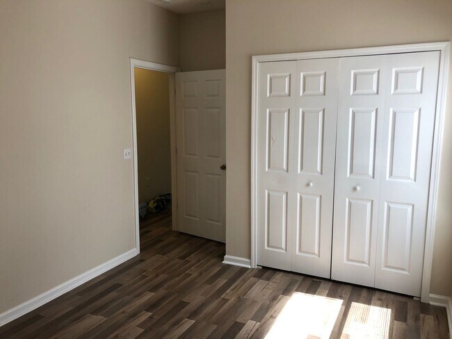 Building Photo - Large 5 Bedroom, 3 Bathroom Single Family ...