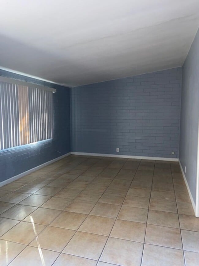 Building Photo - adorable 1 bed 1 bath with backyard private