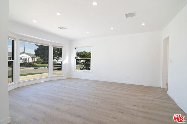 Building Photo - 17638 Welby Way