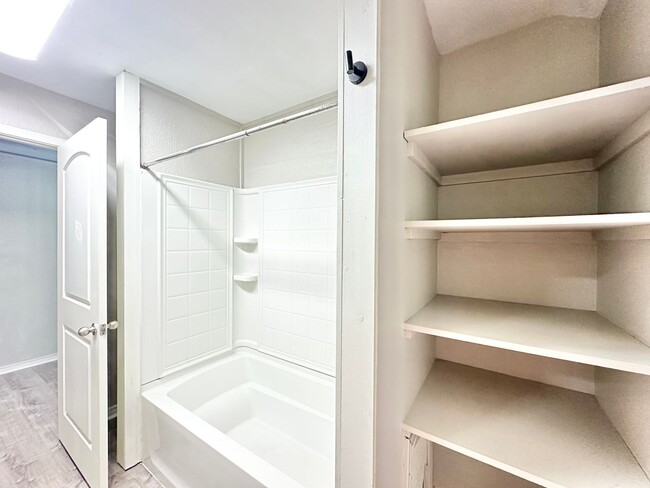 Building Photo - Available Now! Charming & Updated 3-Bedroo...