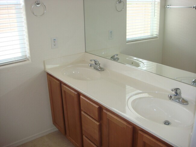 Building Photo - 608 N Robles St