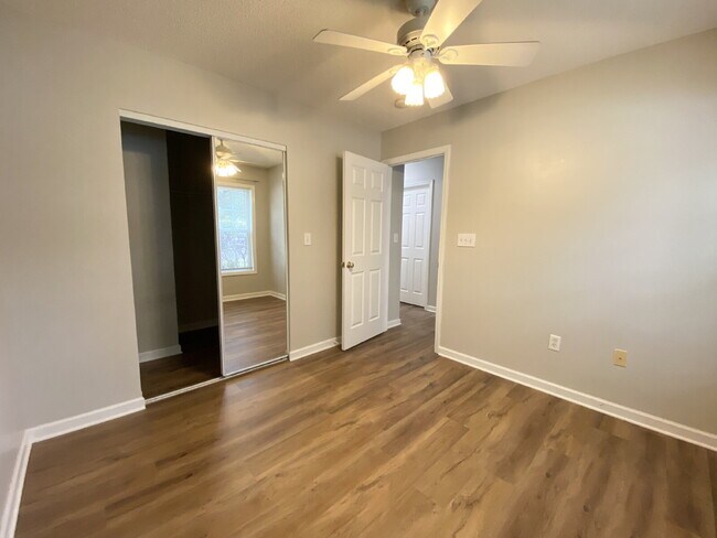 Building Photo - Home in Woodbridge With a Screened Porch and Private Backyard!