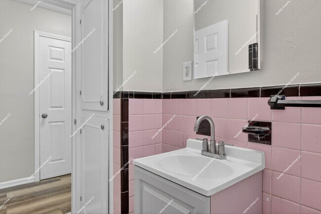 Building Photo - Charming Recently Renovated 3-Bedroom Bungalow in Detroit!