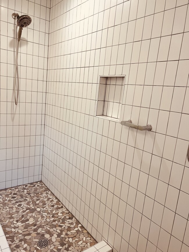 Building Photo - 514 W Turney Ave