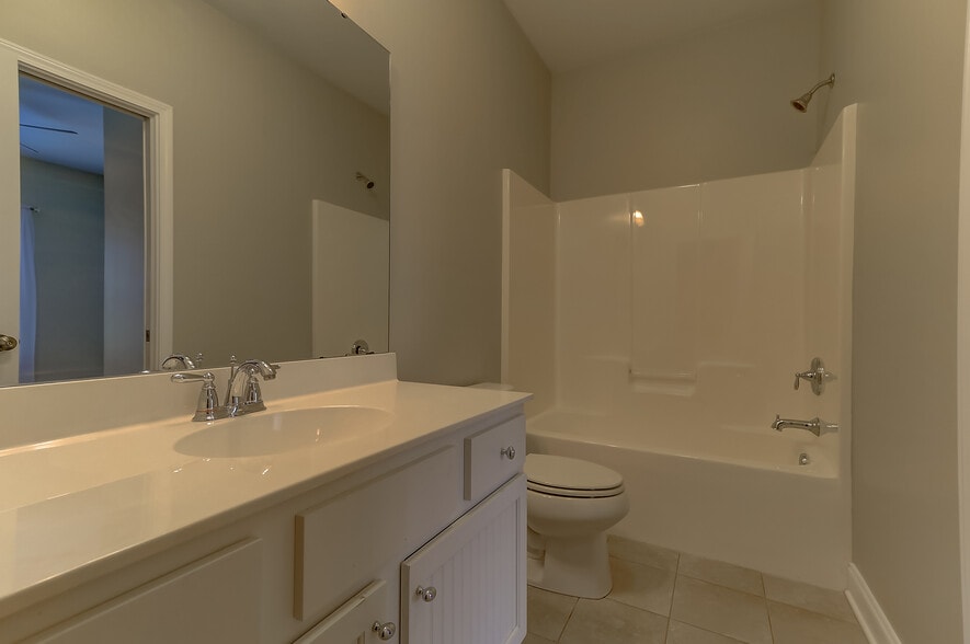 Guest bath upstairs - 2069 Kings Gate Ln