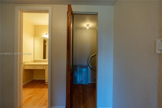 Building Photo - 430 Commodore Dr