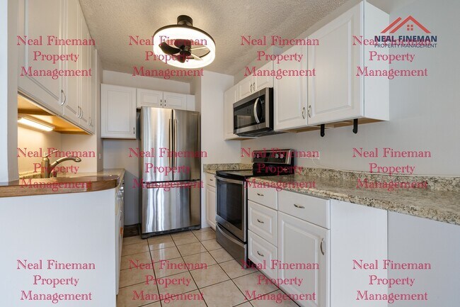 Building Photo - 2 Bed 2 Bath, One parking. Tenant pay all ...