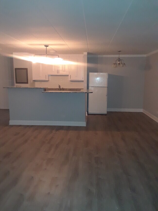 Building Photo - 18 E Old Willow Rd