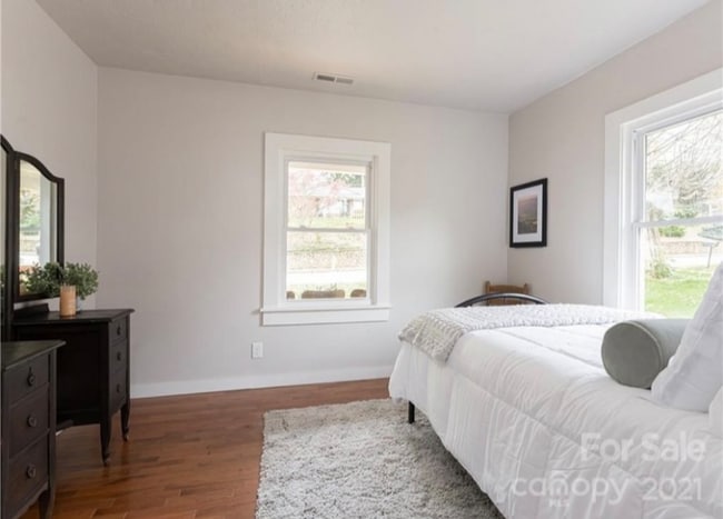 Building Photo - 338 N Main St