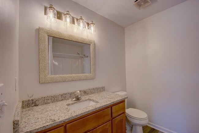 Building Photo - Beautiful 3 Bedroom 2 Bath Home in the Hea...
