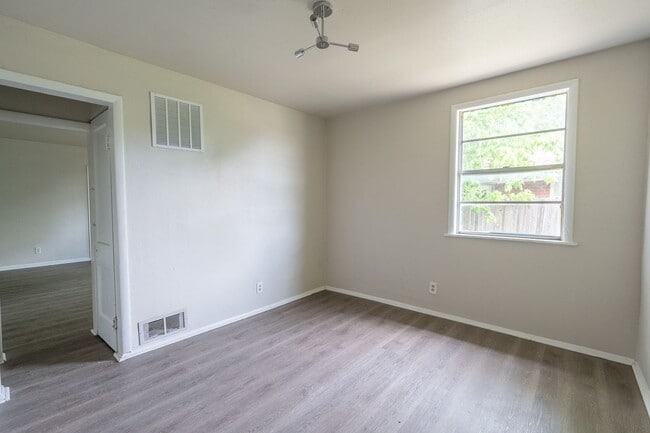 Building Photo - 112 N Delaware Pl