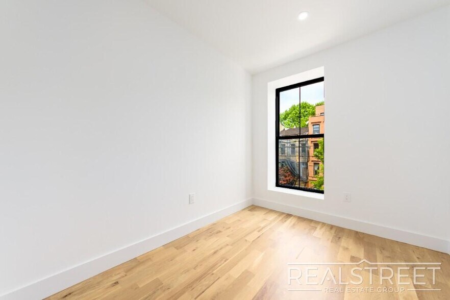 Building Photo - Stunning New 3 Bed 2 Bath in Bed Stuy Town...