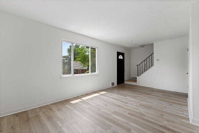 Building Photo - AVAILABLE NOW! RENOVATED 3-BEDROOM!