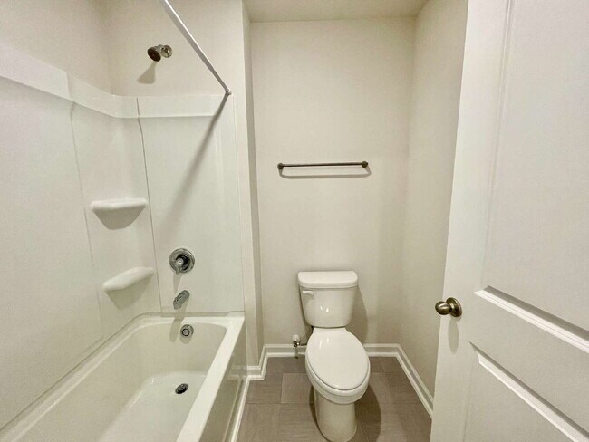 Building Photo - Spacious 5-Bedroom Haven With 3 Full Baths...