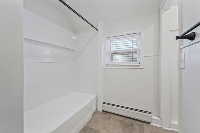 Building Photo - 2 New St