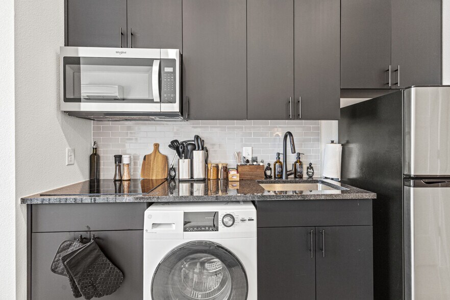 Building Photo - 596 W 9th St