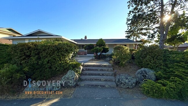Primary Photo - Modern Ranch-Style Retreat in the Oakland ...